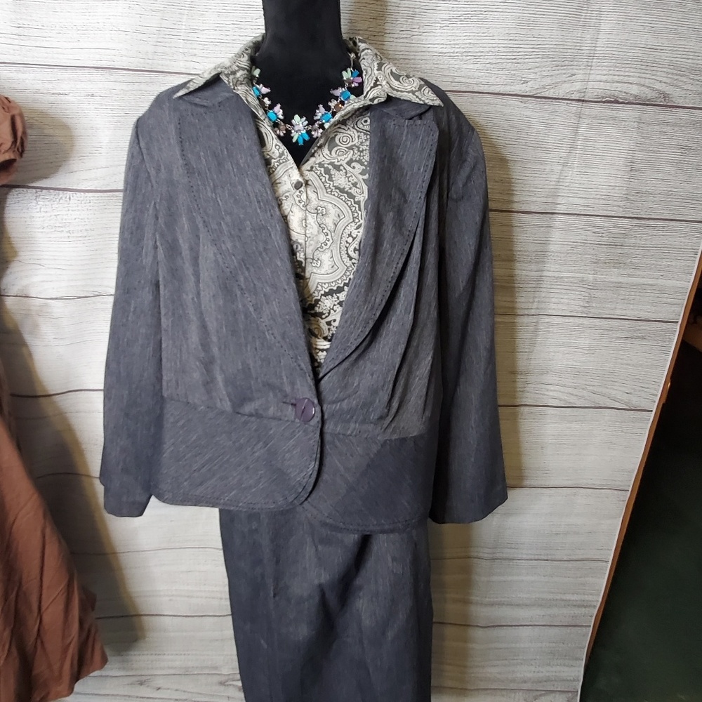 3 piece Womsns Skirt Suit